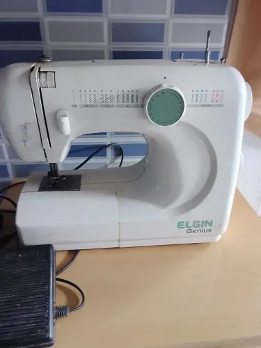 Vendo uma máquina de costura ELGIN