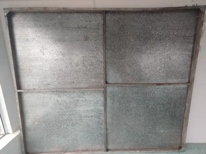 Placa de metal com estrutura de madeira