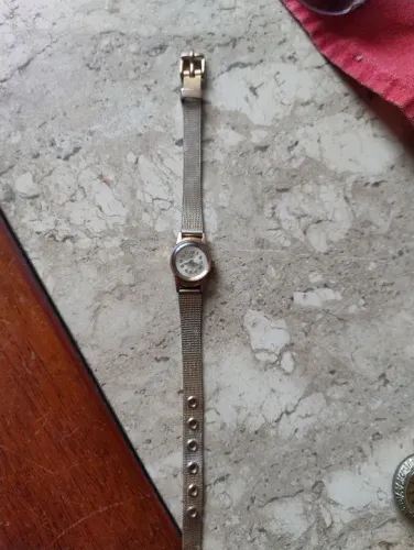 Relógio de pulso Mondaine feminino dourado