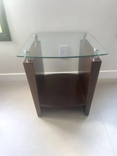 Mesa de canto com tampo de vidro