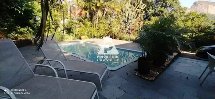 Casa em Condomínio com Piscina, 3 Quartos e 2 Vagas na Gávea RJ