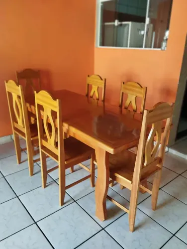 Conjunto Mesa e Cadeiras de Madeira - 6 lugares