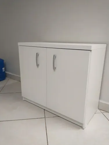 Armário branco de 2 portas