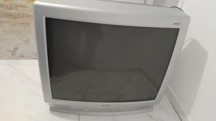 RELÍQUIA. Televisão de tubo CCE 33"