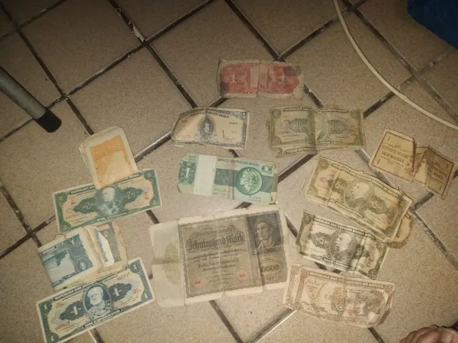 Notas e moedas para coleção