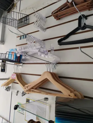 Cabides de madeira e plástico, diversos modelos novos