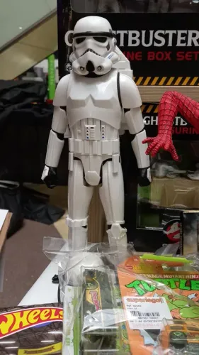 Bonecos star wars darth vader e stormtropher hasbro + brinde