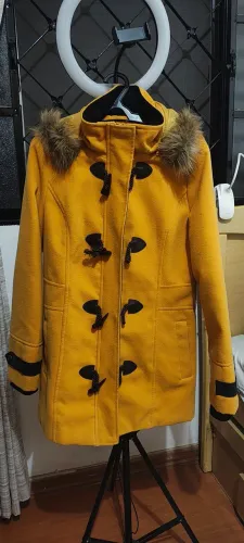 Casaco amarelo com capuz de pelo
