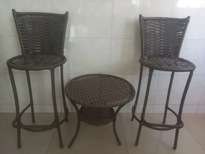 Conjunto de Banquetas e Mesa de Apoio em Fibra Sintética