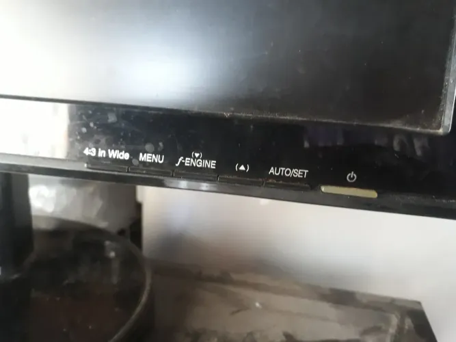 Monitor LG.  16 polegadas. 