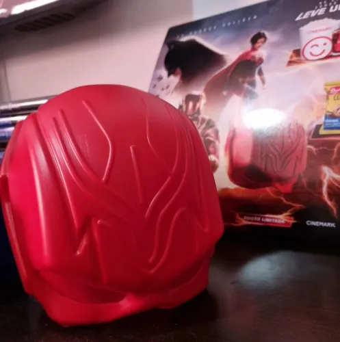 Vendendo Os Baldes de Pipoca do Cinema