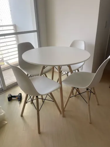Conjunto Mesa Redonda com 4 Cadeiras Eames
