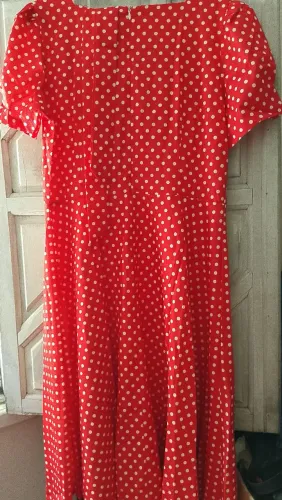 Vestido bolinha branca 