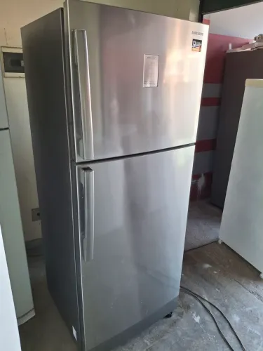 Geladeira 220v semi nova