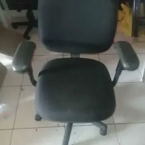 (2) Cadeiras de Escritório giratória e com braço