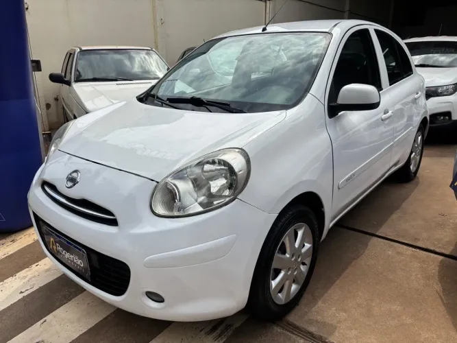 Nissan March 1.0 S Fuel Flex 2013