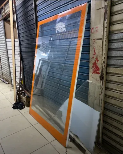 Porta - janela de vidro com moldura laranja super resistente 