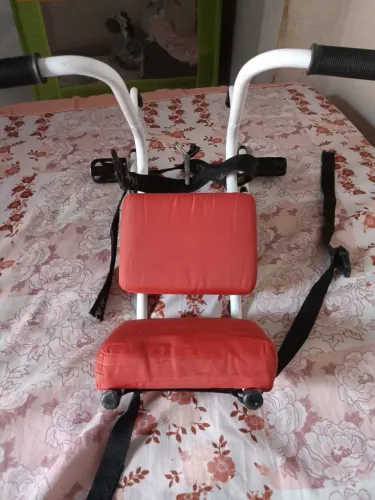 Cadeirinha infantil para bicicleta com almofadas