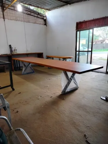 Mesa de Jantar Industrial em Madeira e Aço