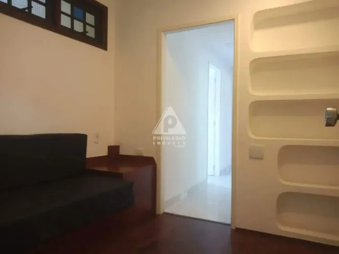 Sala Comercial em Copacabana: 62m² com 5 Ambientes, Auditório e Perto do Metrô