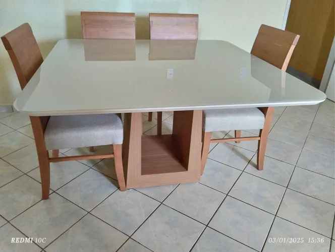 Mesa completa resistente de madeira
