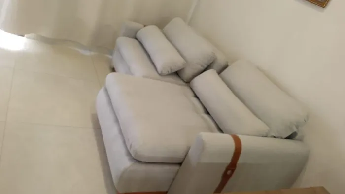 Sofá Theo Moderno Cinza ou bege com Almofadas