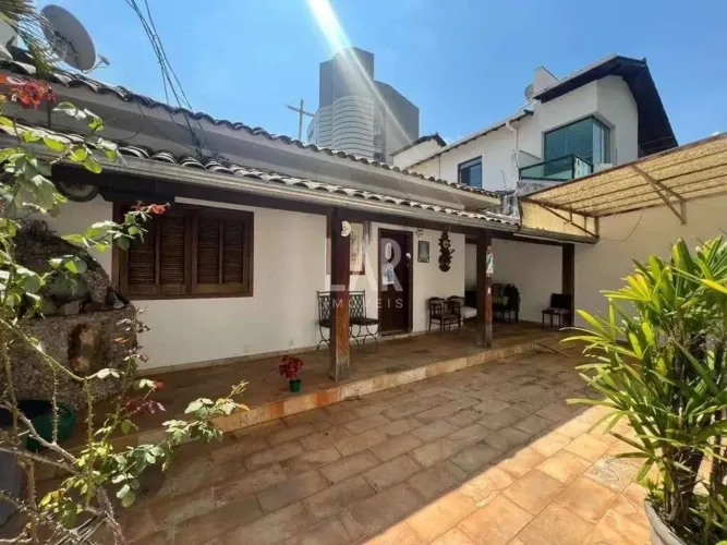 Casa de 220m² à venda com 4 quartos, 2 banheiros e 2 vagas de garagem no bairro Serra, em