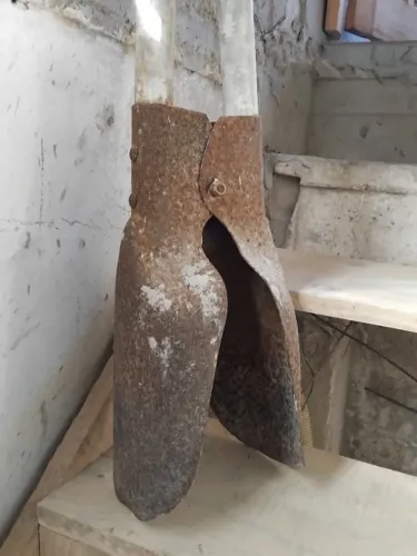 Pá cavadeira articulada