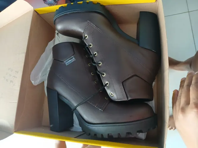 Vende-se bota da moleca usada 1 vez