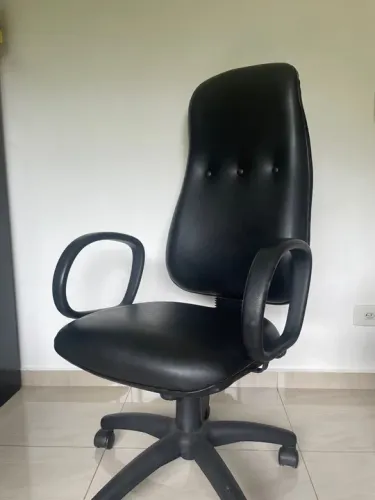 Cadeira de rodinha preta 