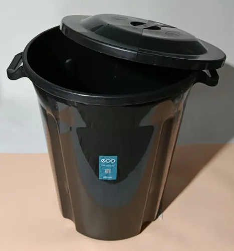Lixeira Cesto de Lixo Grande Fechado Modelo Oval 97Litros Plasvale Preta de Qualidade