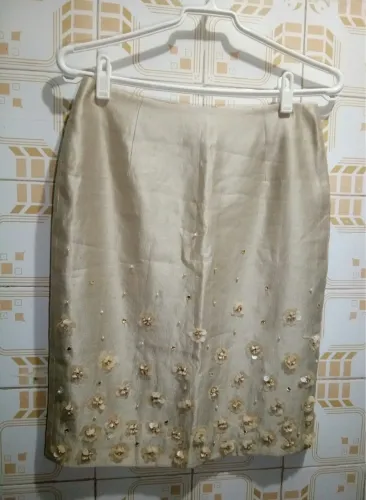 Saia Social Feminina Dourada com detalhes de Flores, Tam 36