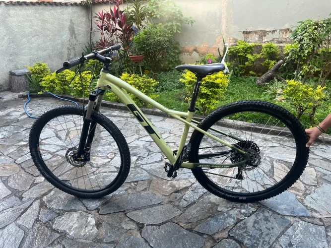 Bicicleta GT Avalanche Elite 