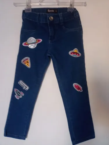 Calça Jeans Infantil com Apliques Divertidos - 4 anos Tamanho 4