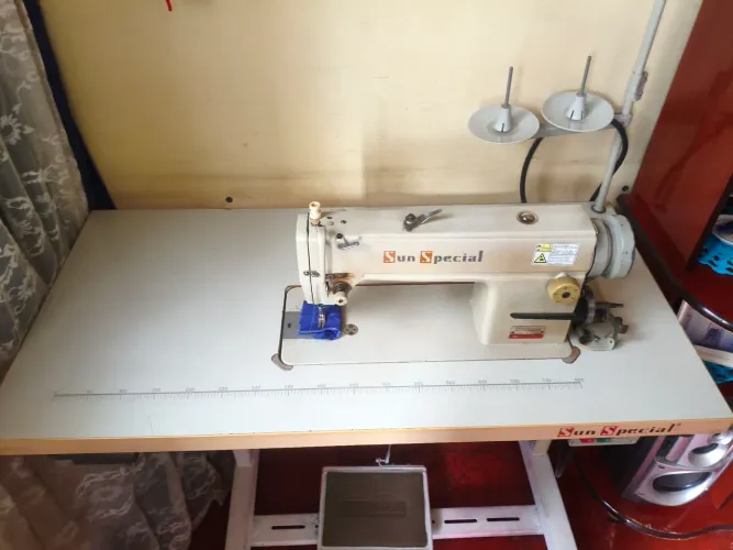 Máquina de costura reta