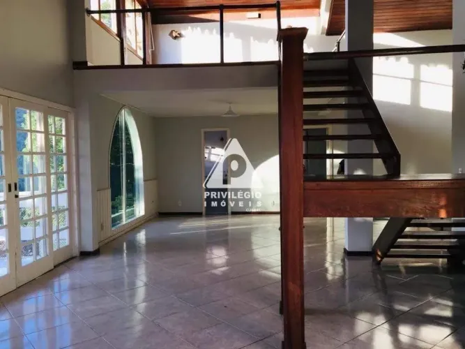 Casa Triplex em Condomínio