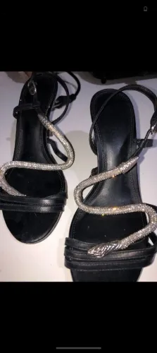 Sandália Preta com Detalhe de Cobra Strass