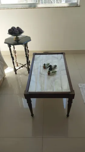 Mesa de centro em madeira com tampo de cerâmicamármore