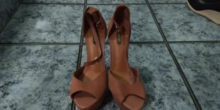 Sandalia de salto grosso tam 37 cor caramelo Arezzo
