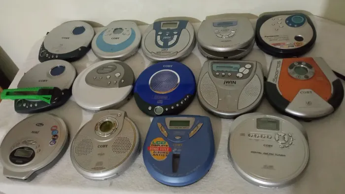 Coleção de Players 14 CD Portáteis/AM/FM 