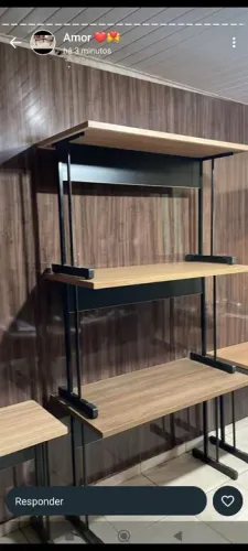 Mesa de Escritório Moderna com Estrutura em Metal