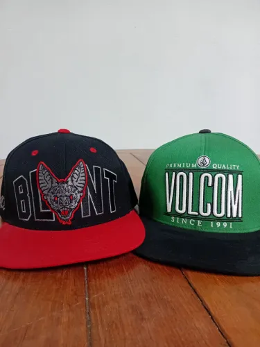 2 Bonés Volcom e Blunt R$80