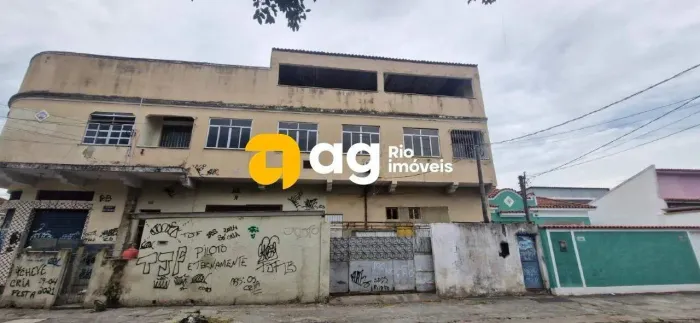 PRÉDIO À VENDA COM 3 APARTAMENTOS E 1 LOJA EM GUADALUPE