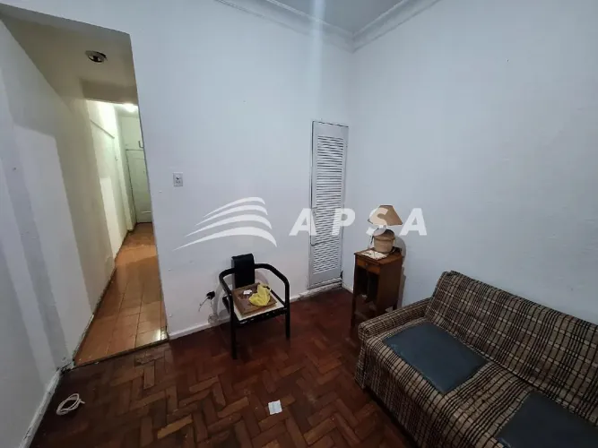 A POUCOS PASSOS DO MAR, NA ICÔNICA AVENIDA NOSSA SENHORA DE COPACABANA, ENCONTRA-SE ESTE C