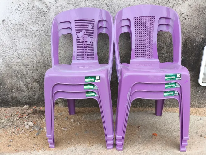 Cadeiras Plásticas novas