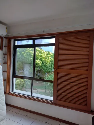Janelão em madeira