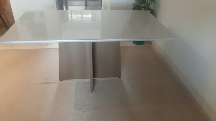Vend9 mesa de jantar para 6 lugares, com medida de 1,60 X 0,90, em perfeito estado.