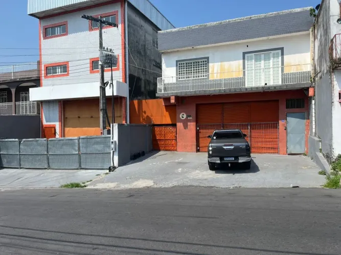 Dois espaços; sendo um galpão e outro prédio no São Raimundo