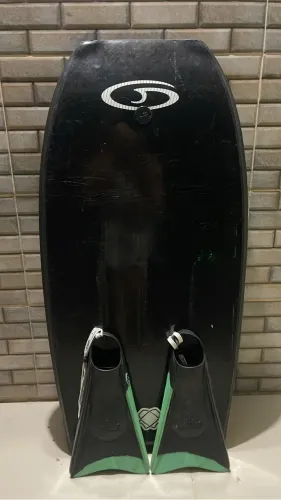 Vendo body-board semi novo e um par de pé de pato tamanho M