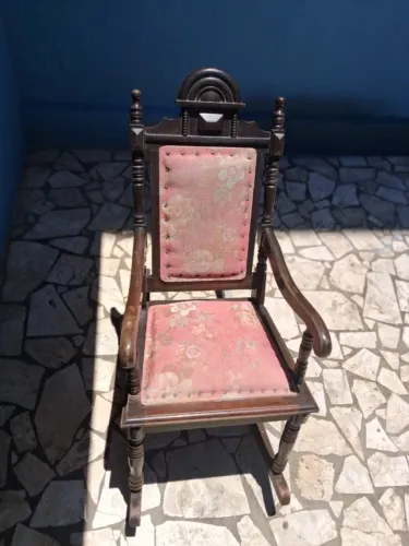 Cadeira de Balanço Antiga em Madeira Maciça - Estilo Colonial / Vintage
